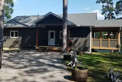 Image de Waterfront Bliss: Your Serene Escape Awaits! Located in Wilberforce, Ontario