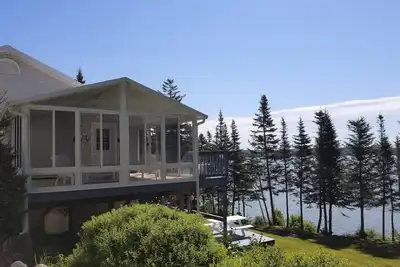 Image de Exquisite oceanfront, 4 bedroom home with stunning views