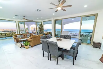 Image de Top-Floor Paradise: 3-Bedroom Penthouse on Sandy Beach