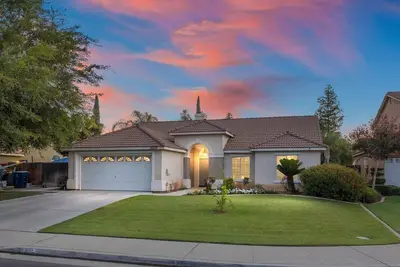 Image de Revitalizing 3 Bedroom Home in Bakersfield with Pool and Wi-fi