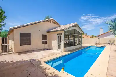 Image de Home away from home! 1 King 1 Queen 2 twins with a non-heated private pool!