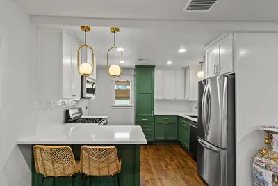 Image de Stylish getaway in the Historical District. Walk to Dinner & Shopping. Fast WiFi