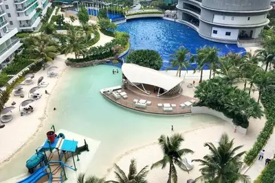 Image de Beach in the middle of a Busy City