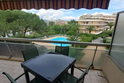 Image de La Miougra No Fréjus-Plage :Superbe T2, 47 m2 climatisé, wifi/box fibre, 200 m des plages, vue piscine et jardin, parking