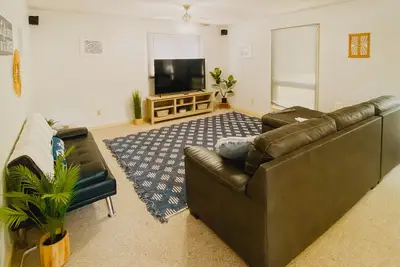 Home 0. 2 miles from boat ramp with game room!