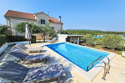 Image de Belle maison de vacances avec climatisation, piscine privée, Wifi, Tv, terrasse et parking