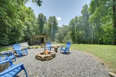 Image de Dog-Friendly Cottage w/ Deck in National Forest!