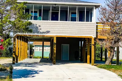 Image de Pet friendly beach house w/ Hot Tub - Short 0. 4 mile walk to beach!