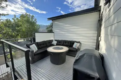 Image de 2022 New Build - Laneway Home in the Trees