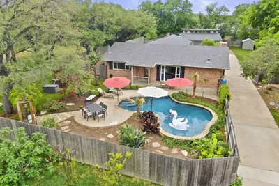 Image de Private Pool Compound for Large Groups near Domain