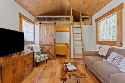 Image de The Sit and Stay Cabin- Hot Tub, Firepit, Covered Porch, WiFi