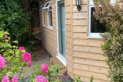 Image de Cosy leafy cabin near city centre. Free parking