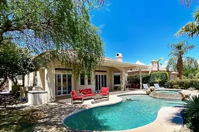 Image de Tee Time | 2br + Den with Private Pool, Spa & Stunning Views – a Greenday property!