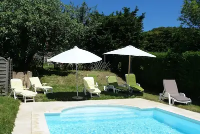 Image de deux maisons de caractère dans un hameau avec piscine et grand jardin