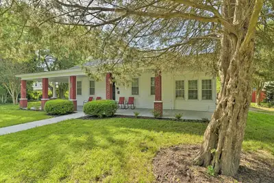 Image de Hampton Sanctuary w/ Fire Pit & Fenced Yard!