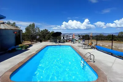 Image de Hacienda Roja - The Sage #6 at Wind Walker Homestead, Sleeps 12