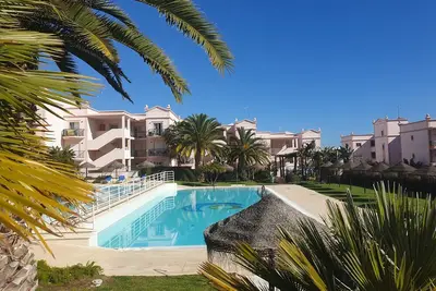 Image de Top Floor Seaview Apartment  - 5 min from the beach!