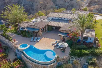 Image de Ultra Private Villa w/ Open Floor Plan, Premium Bedding, & Big Ocean View. Daily Butler Included