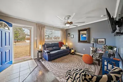 Image de Let D's Cozy Cottage Provide a Comfortable Stay!