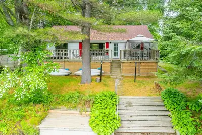 Image de Riverfront Retreat - Large Family Cottage with Games Room, Hot Tub and Sauna