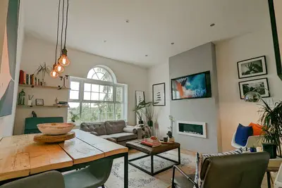 Mid-Century Apartment, Near The Quays & Docks