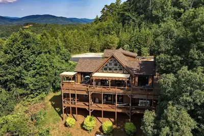 Image de 🌄Sleeps up to 16 🌄 Pristine Mountain Views from Downtown Helen ⛰️