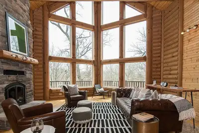 Image de Spacious Lodge w Private Suites. Close to Field of Dreams, Galena, & Breweries
