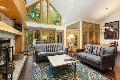 Spacious Ski-in Ski-out Condo/Recently Updated/Private Hot Tub