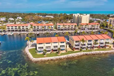 Image de Futura Yacht Club Bayfront Townhome with Endless Sunsets!