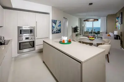 Image de 1 Bedroom Partial Oceanview Suite at H Hollywood Resort & Residences, Kitchen!