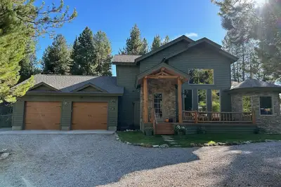 Image de Cozy mountain retreat with a hot tub; steps to national forest trails!