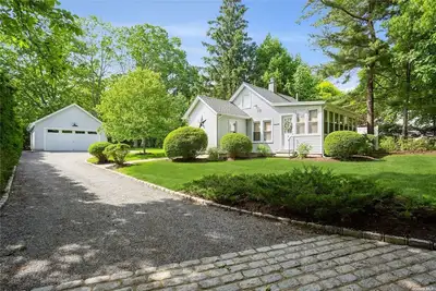 Image de Walk to Love Lane! Immaculately renovated private cottage.