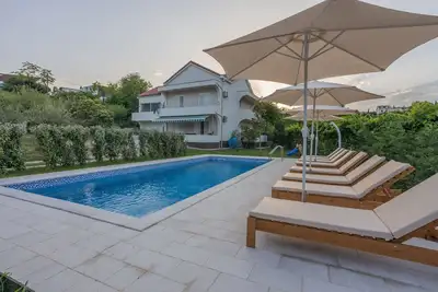 Image de Captivating 4bd Villa with Outdoor Pool and Garden