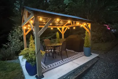 Image de Modern studio with hot tub and patio access