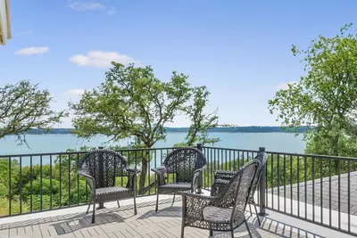 Image de LakeView Villa, lake access, lake view, hot tub, game room, outdoor space