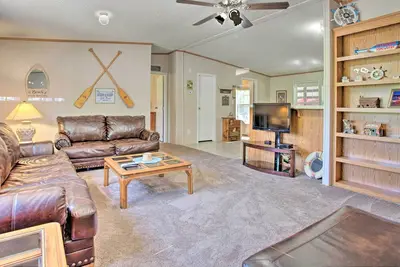 Image de Spacious House ~ 1 Mi to Lake & Boat Ramp!