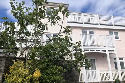 Image de Seaside two bedroom flat with parking opposite path onto beach