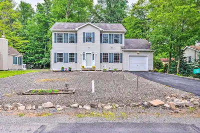 Jacuzzi & Resort Amenities: Tobyhanna Family Home!