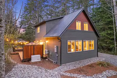 Image de ‘Hiker’s Haven’ w/ Hot Tub - Near Mt Rainier!