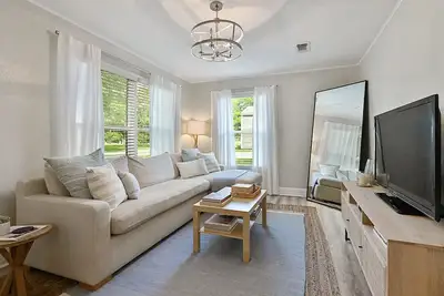 Image de Enjoy our cozy cottage just minutes from A&M Campus