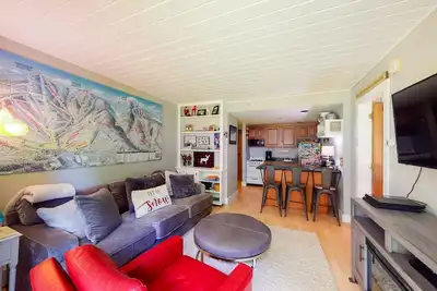 Image de Comfortable mountainside condo with skiing, balcony, fast WiFi, & washer/dryer