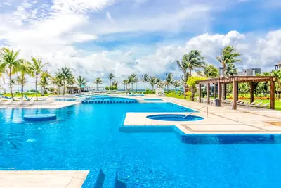 Image de Stunning & spacious condo with shared pool, soaking tub, balcony & fast WiFi