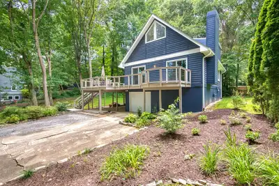 Image de Dog-friendly home with deck, gas fireplace, central Ac, & washer/dryer
