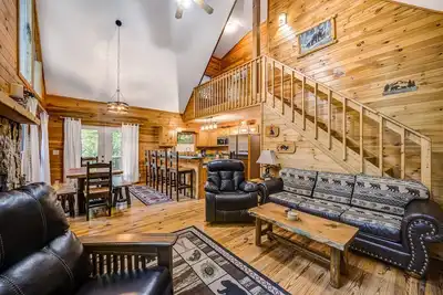 Image de Lovely dog-friendly creekside cabin with fireplace, hot tub, & fire pit