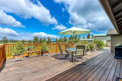 Image de Mountain-view retreat with deck, grill, wood stove, & washer/dryer