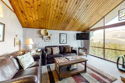 Image de Ski-in/ski-out gem - top-floor condo - lake & mountain views, fireplace