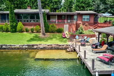 Image de Outdoor adventure on Lake Rabun with floating, swimming, & kayaking