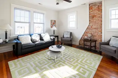 Image de Contemporary 3-Bedroom Home with Balcony in Rva