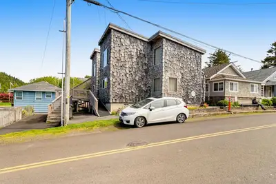 Image de Dog-friendly home with water views, washer/dryer & fireplace - close to beaches