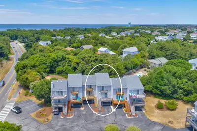 Image de Townhome 1 block from the beach & near town with decks, shared pool/tennis